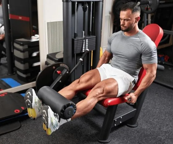 ¿Cómo hacer extensiones de piernas en el gimnasio?